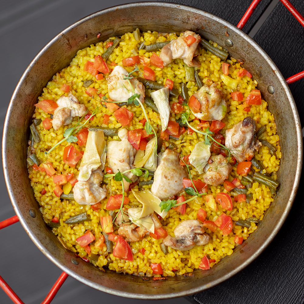 Испанская паэлья с мясом домашнего цыплёнка заказать доставку ROJO ресторан Алматы